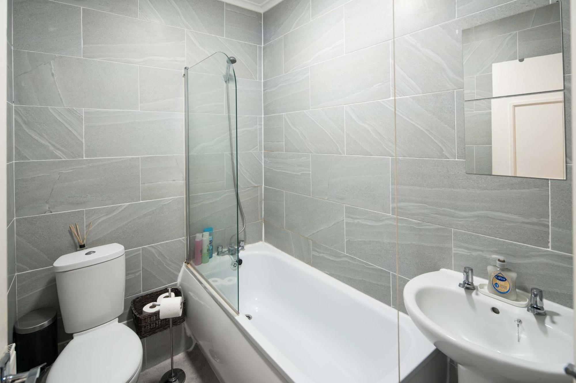 לונדון Private Double Room Shared Bathroom Near City Centre מראה חיצוני תמונה
